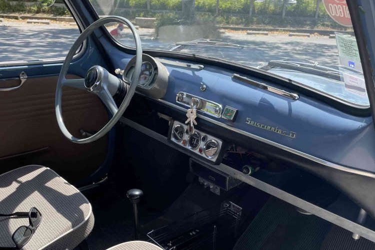 <strong>Seat 600D LASKI</strong><small>© FIAT 500 et dérivés CLUB DE FRANCE</small>