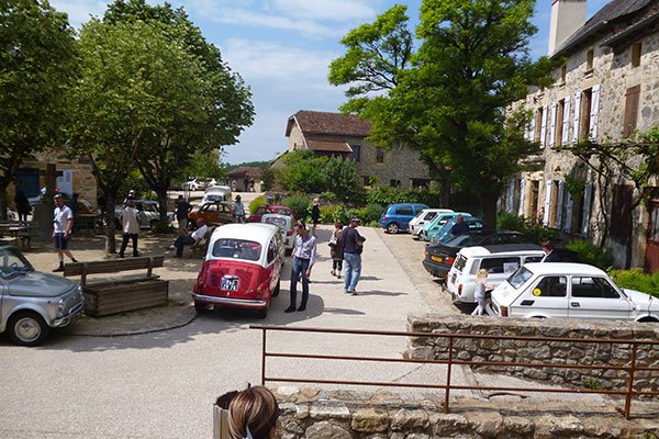 A Peyrusse-le-Roc © FIAT 500 et dérivés CLUB DE FRANCE <strong>A Peyrusse-le-Roc</strong><small>© FIAT 500 et dérivés CLUB DE FRANCE</small>