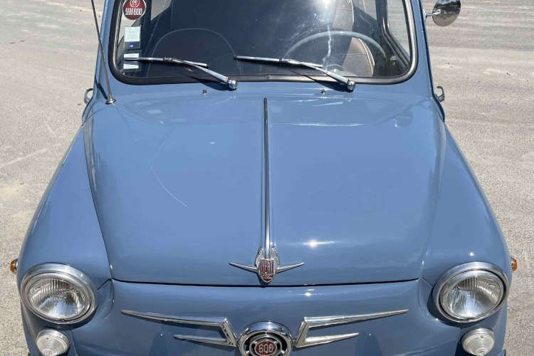 <strong>Seat 600D LASKI</strong><small>© FIAT 500 et dérivés CLUB DE FRANCE</small>